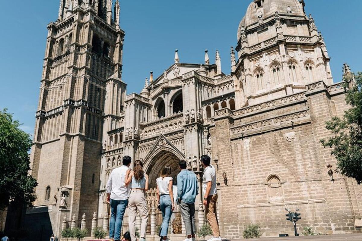 un gruppo di persone in piedi davanti a una chiesa