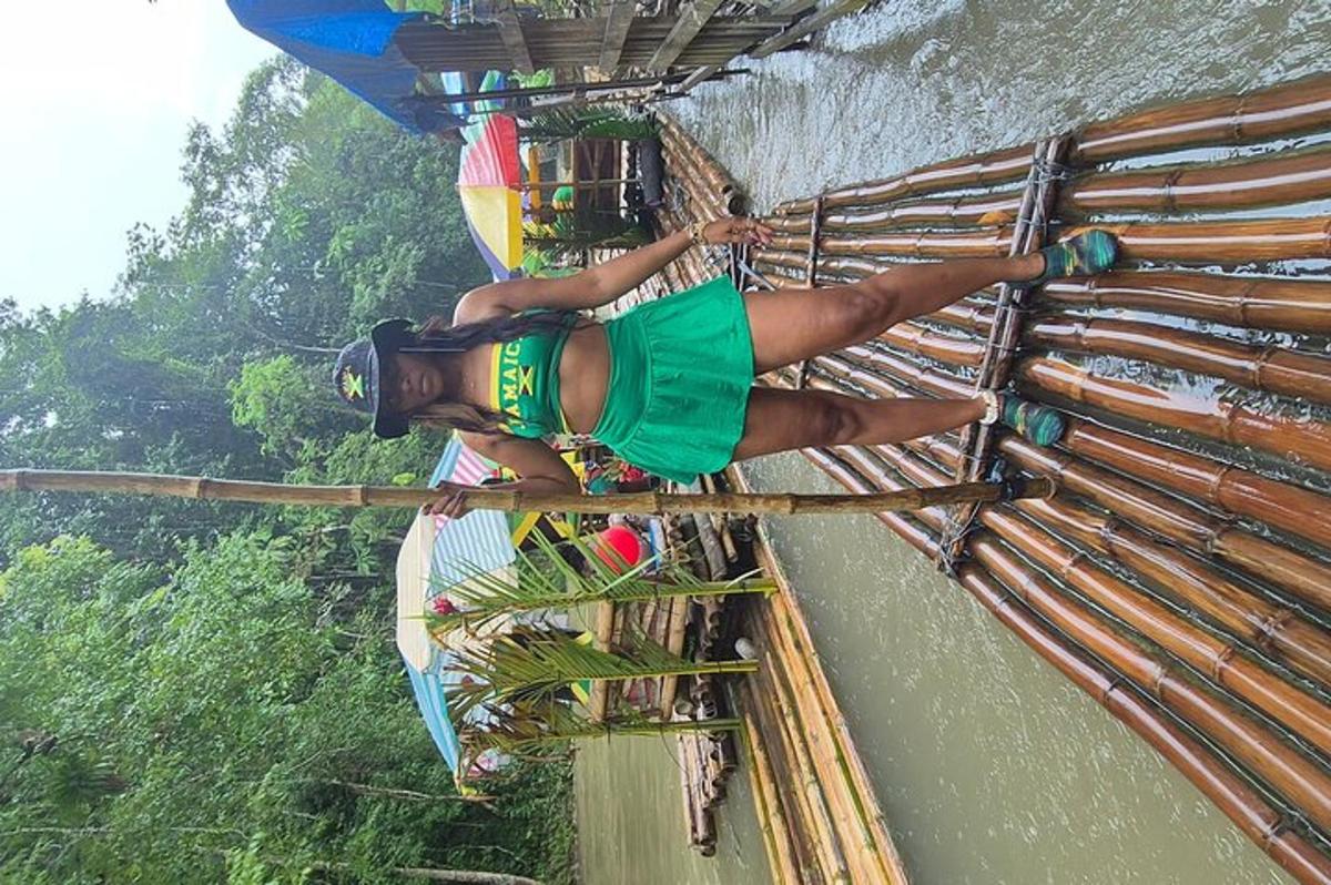 seorang wanita berdiri di pagar bambu