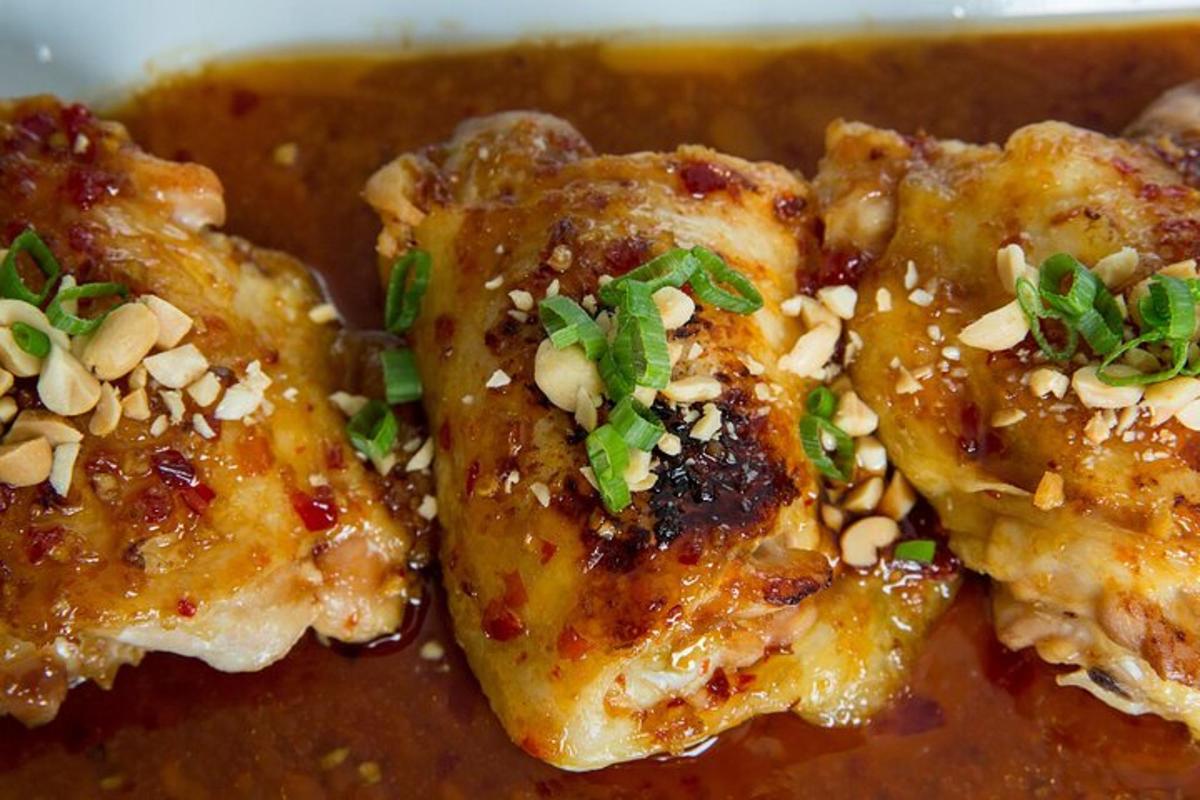 dos trossos de menjar amb fruits secs en un plat