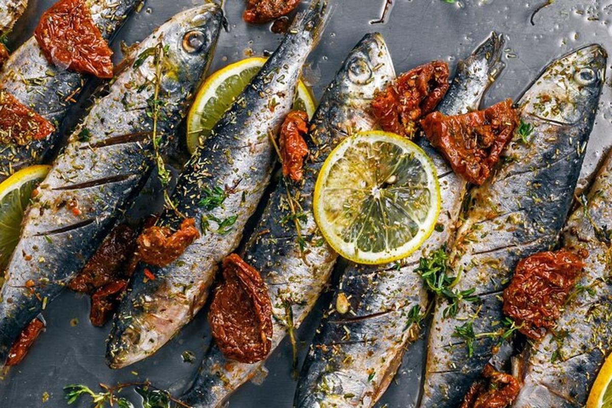 fiskur á borði með sítrónusneiðum