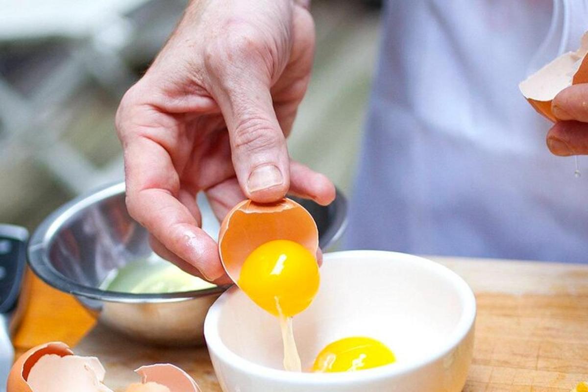 en person holder et egg i en bolle