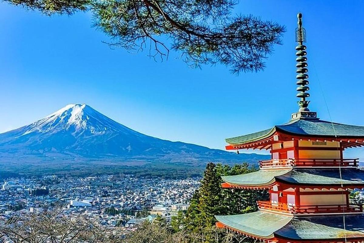 pagoda dengan gunung di latar belakang