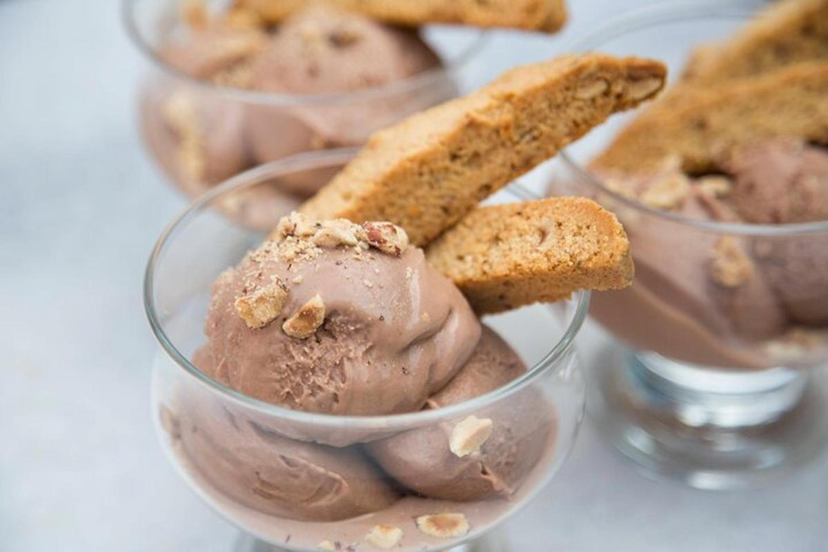 cawan kaca berisi aiskrim coklat dan biskut