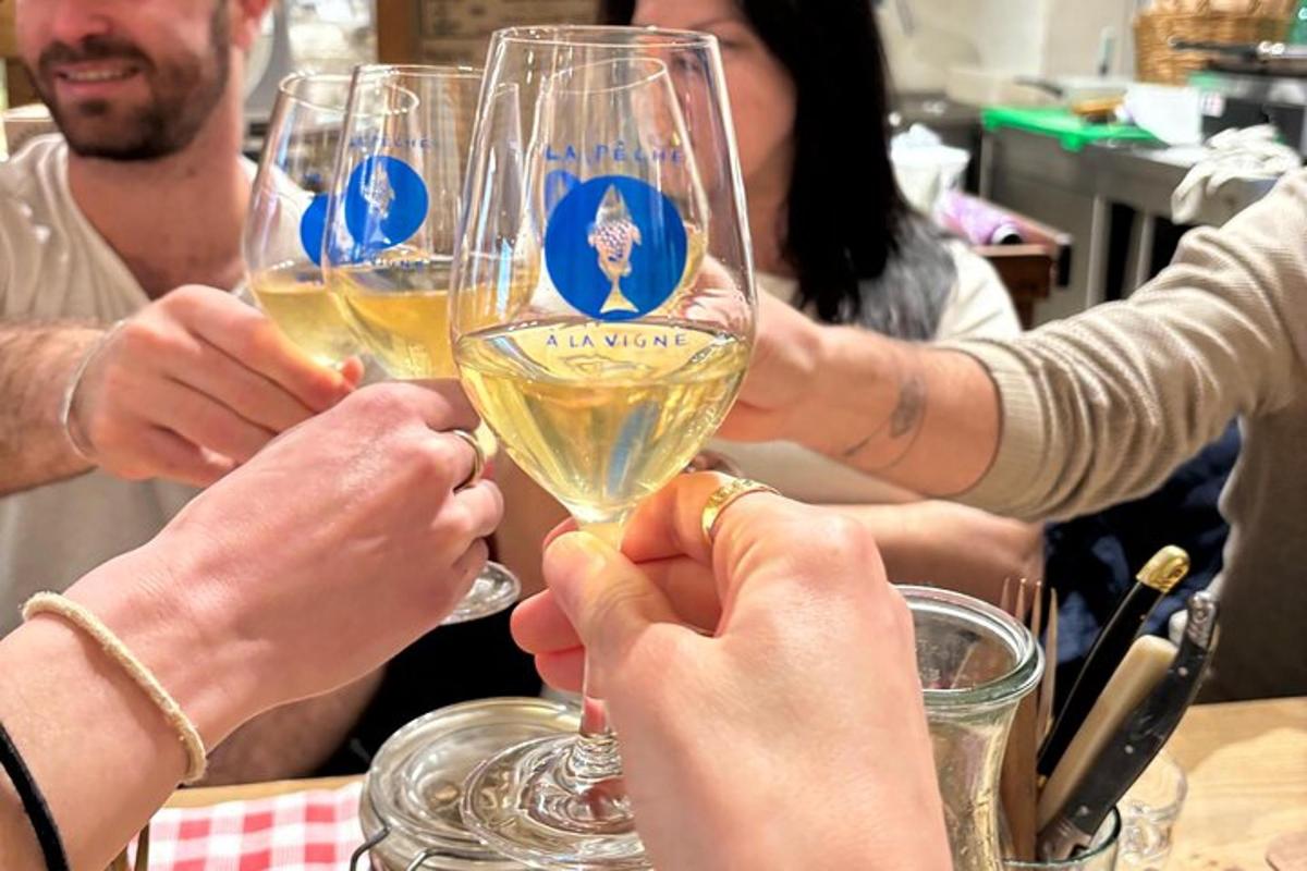 eine Gruppe von Menschen hält Gläser Wein hoch