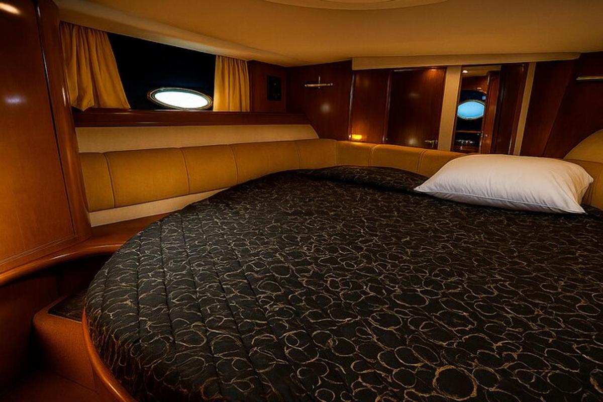 una camera da letto con un letto grande in un aereo
