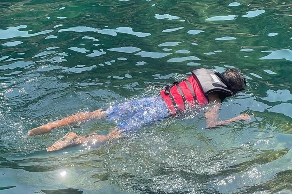 ein Mann, der im Wasser liegt