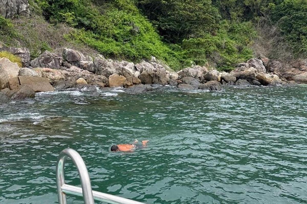 una persona che nuota nell'acqua vicino a un fiume