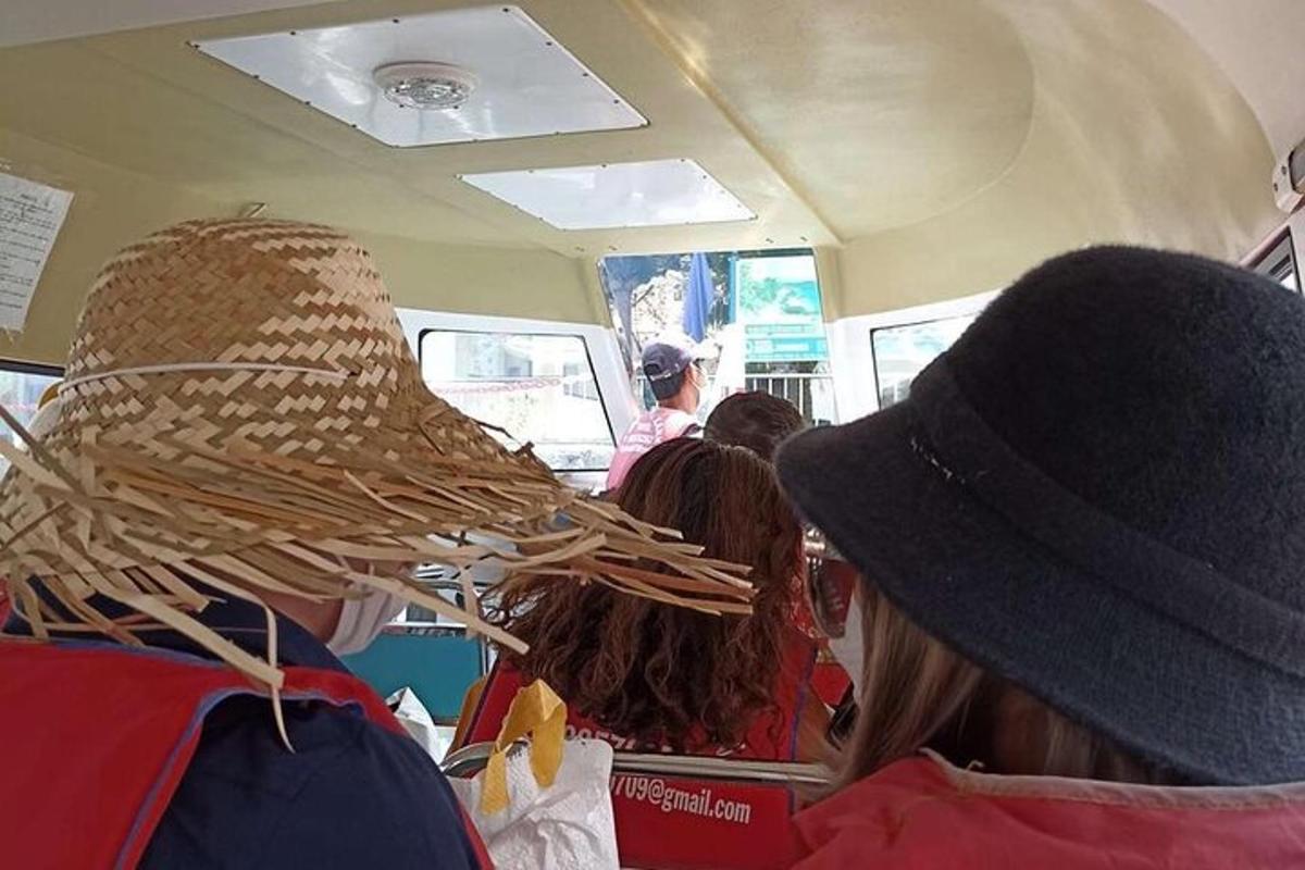 persone sedute su un autobus con cappelli in testa