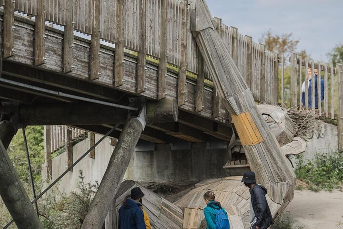 skupina lidí procházejících se pod mostem