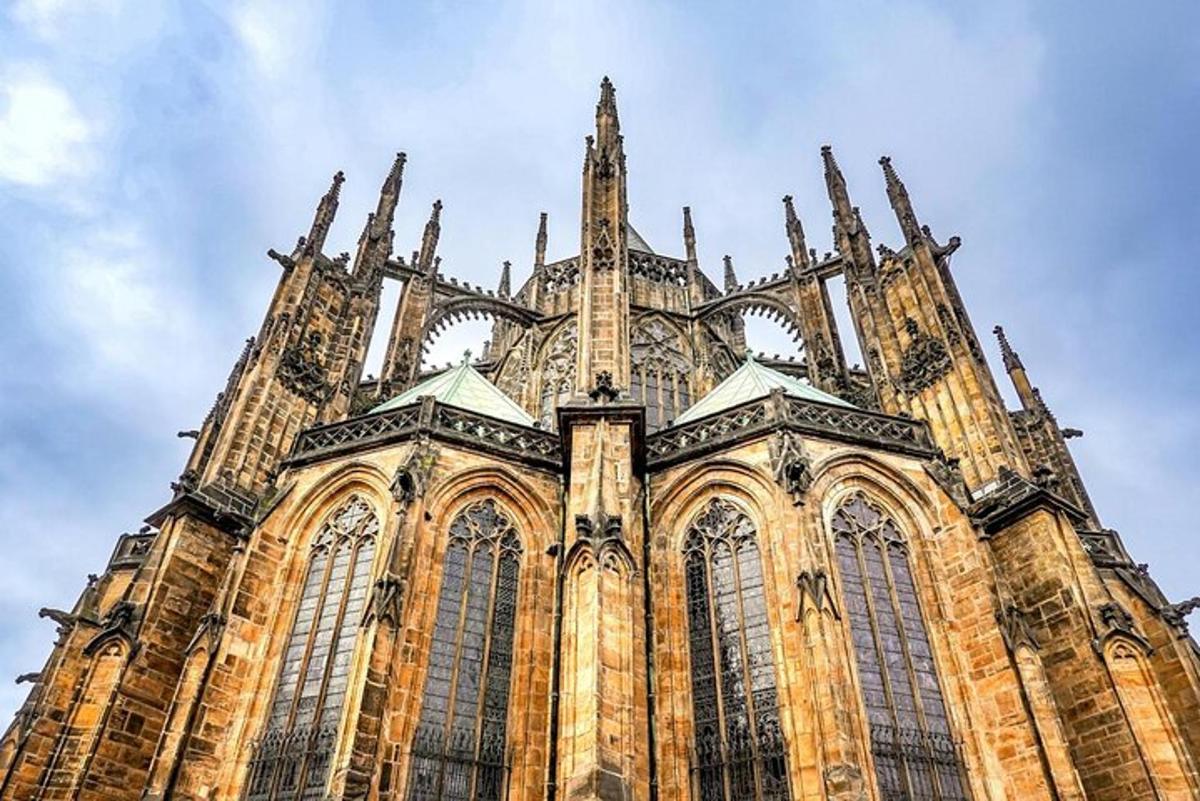 velká katedrála s mnoha věžemi na vrcholu