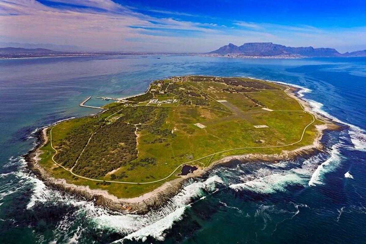 un'isola nell'oceano vicino all'acqua