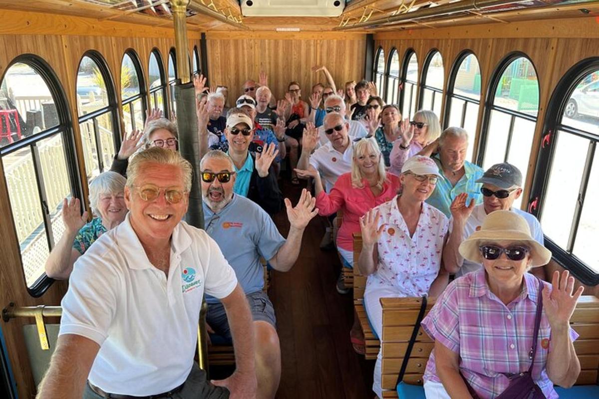 un gruppo di persone che viaggiano su un autobus