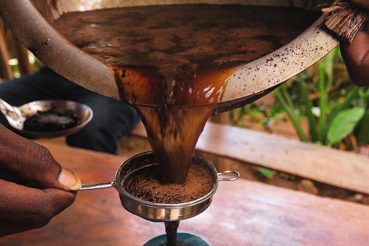 una persona sta versando il caffè in una caffettiera