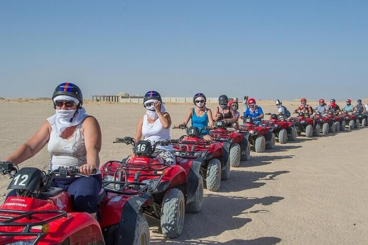 Un grupo de personas conduciendo vehículos todo terreno en la playa.