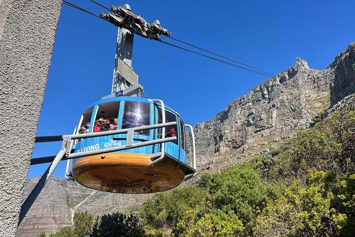 eine Gondel mit Menschen, die auf dem Berg fahren