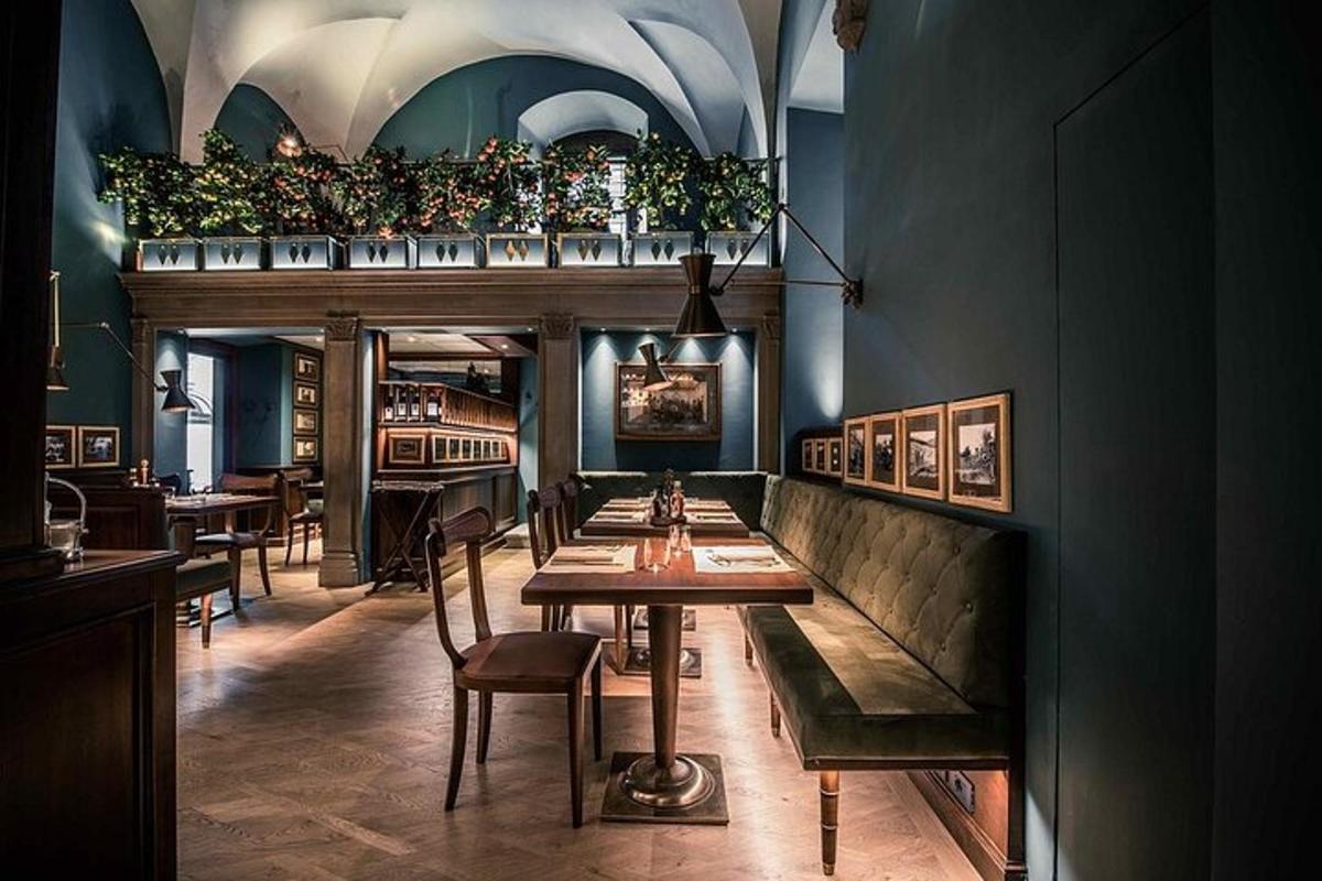 restaurace se stolem a židlemi v místnosti