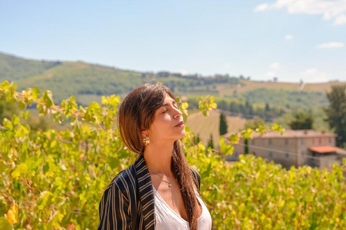 žena stojící před vinicí