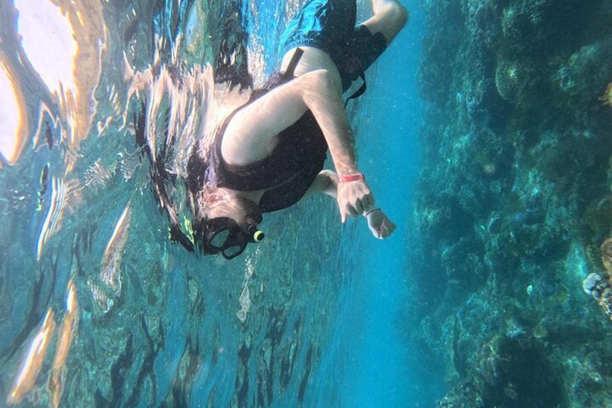 una persona sta nuotando nell'acqua