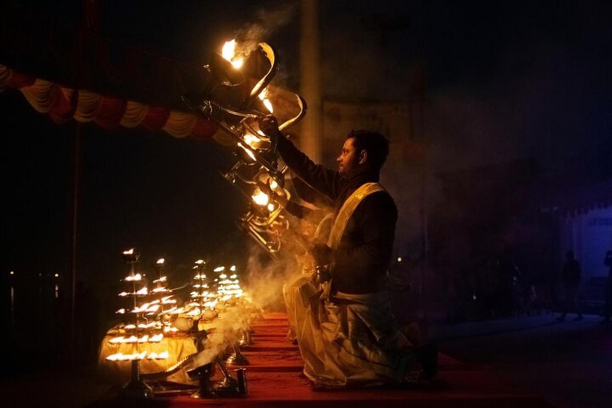 Un hombre está encendiendo velas en una liturgia.