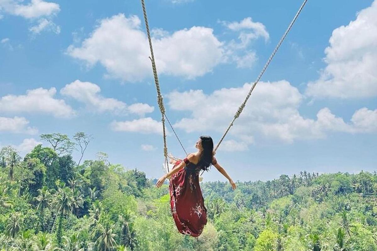 một người phụ nữ mặc váy đang đu trên xích đu dây