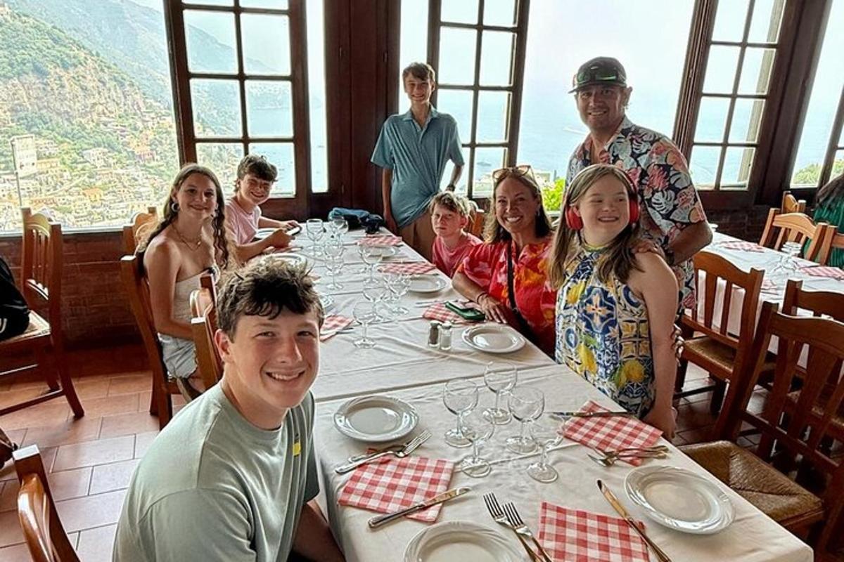 skupina lidí sedících u stolu v restauraci