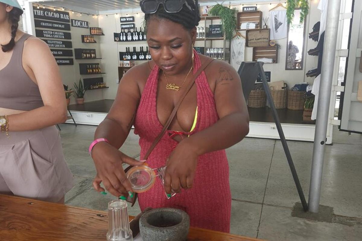 žena stojící v obchodě a dělá si nápoj