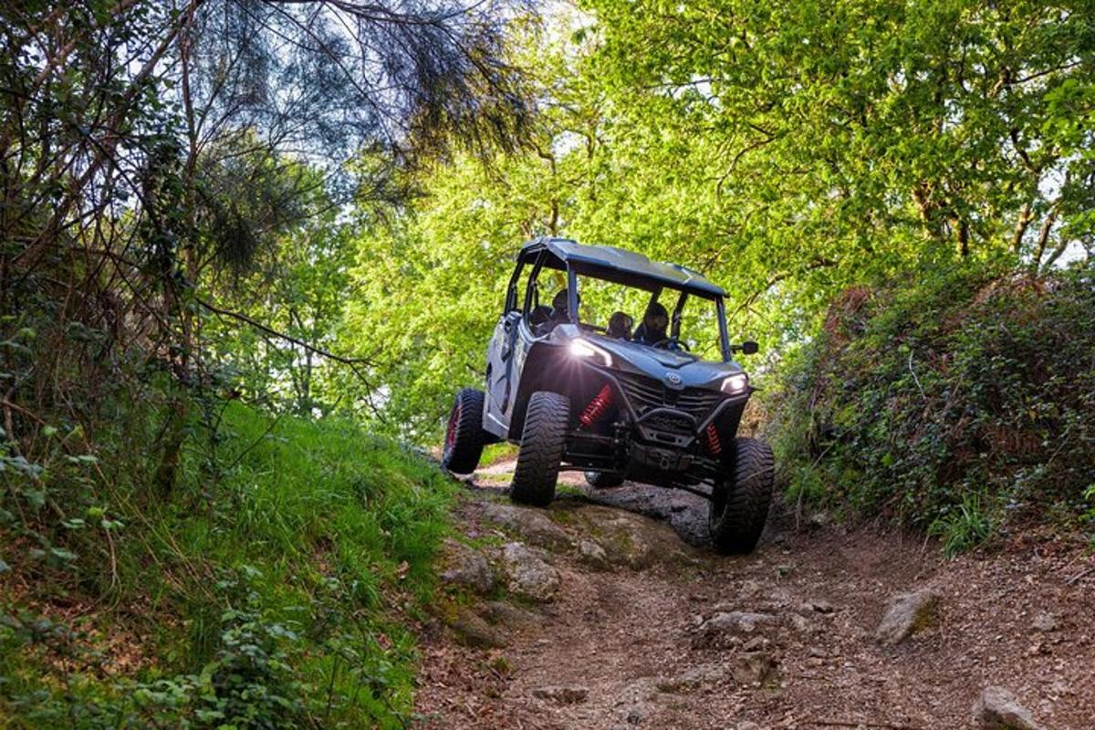 un ATV care merge pe o potecă de pământ