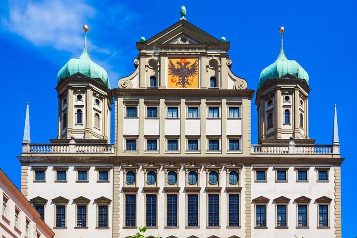 一座顶部有钟楼的建筑