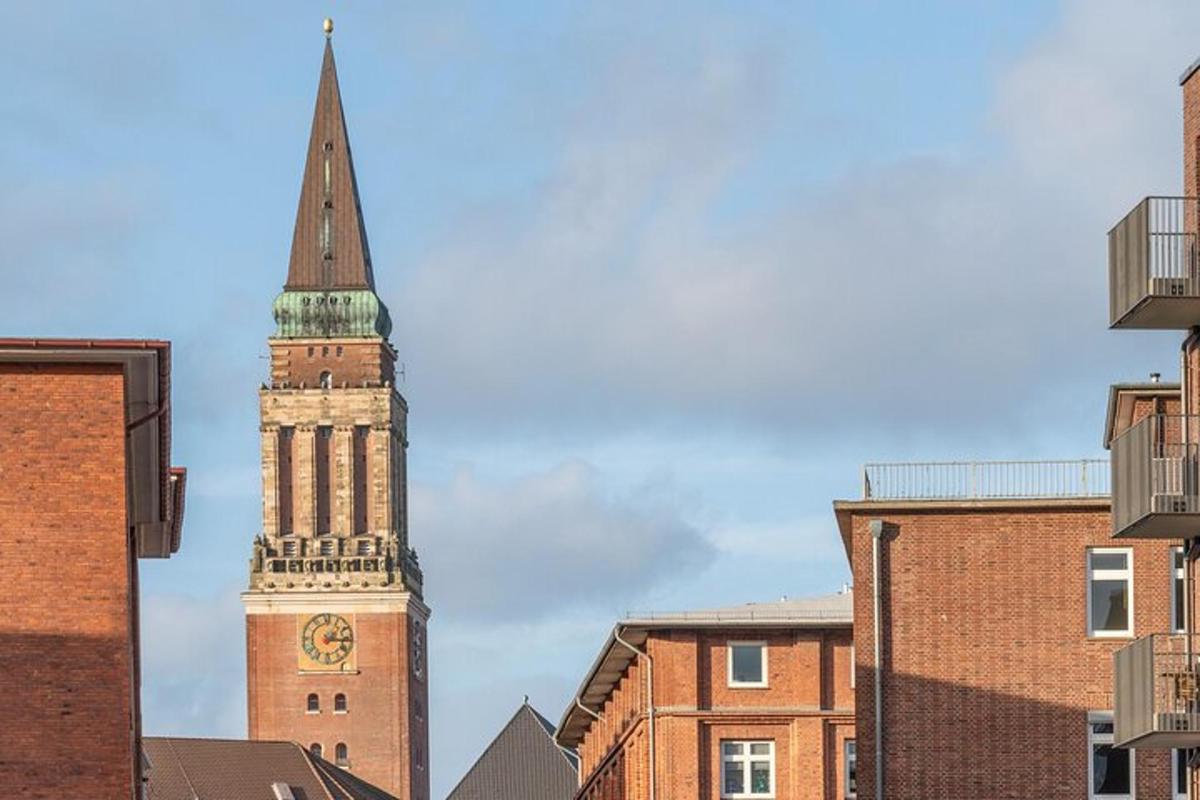 城市中一座带有尖顶的高钟楼