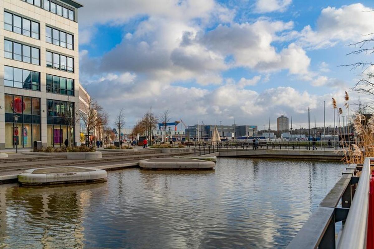 řeka ve městě s budovami a budova