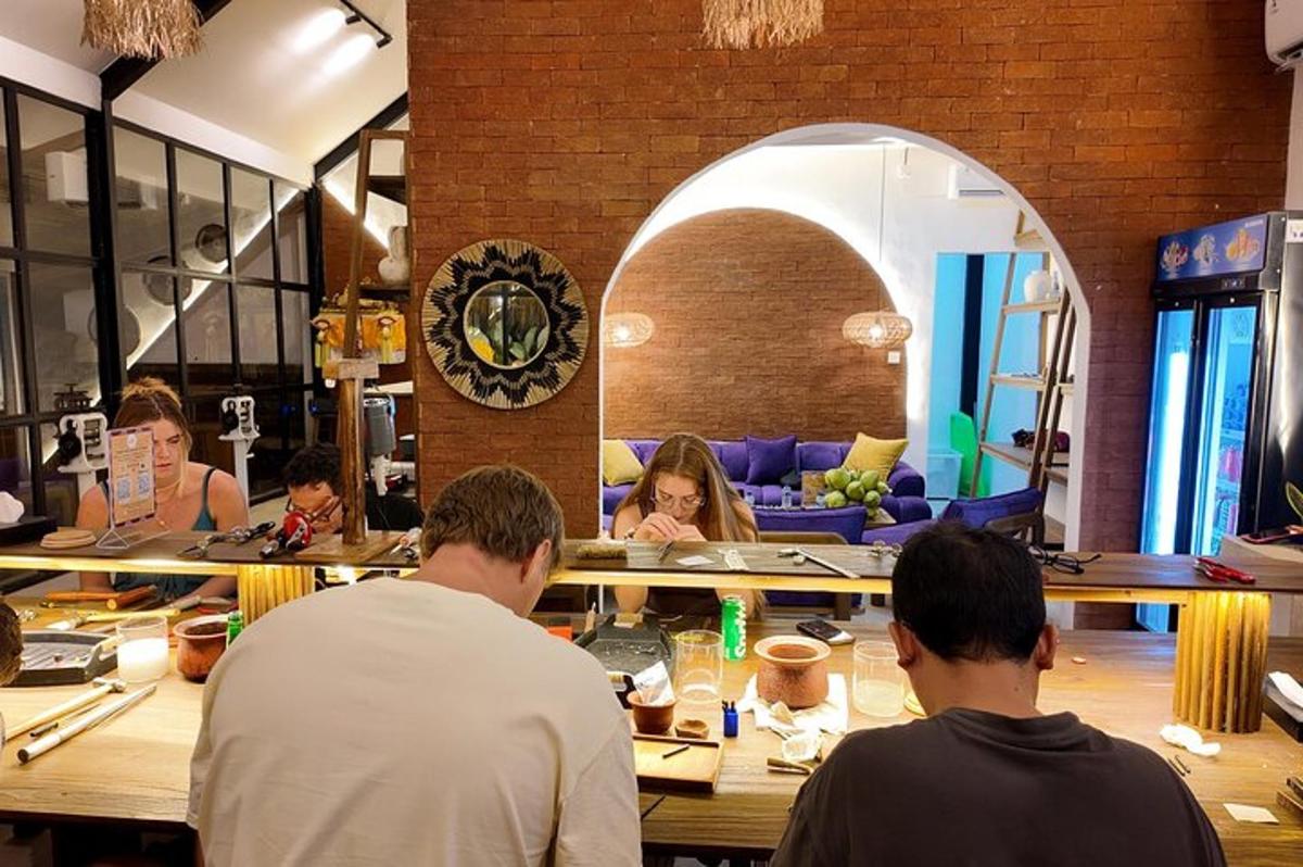 skupina lidí sedících u stolu v restauraci