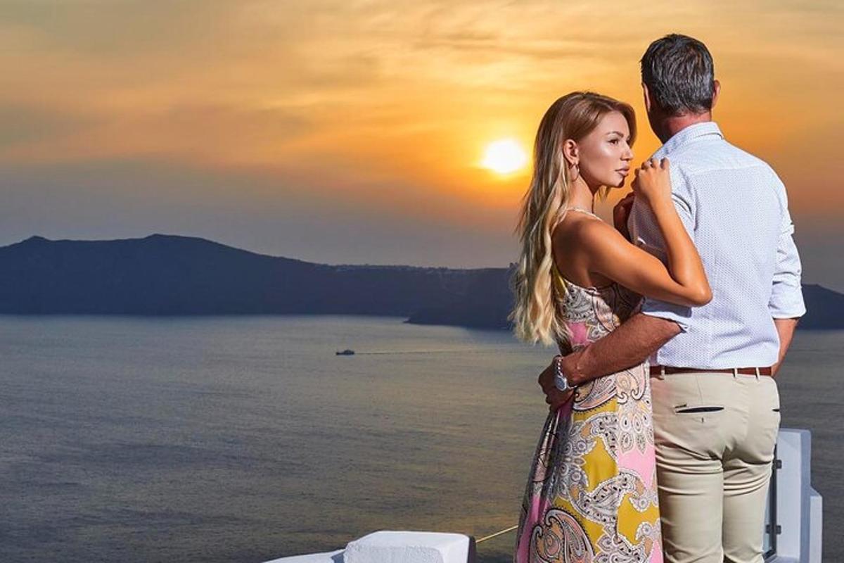 een man en een vrouw kijken naar de zonsondergang