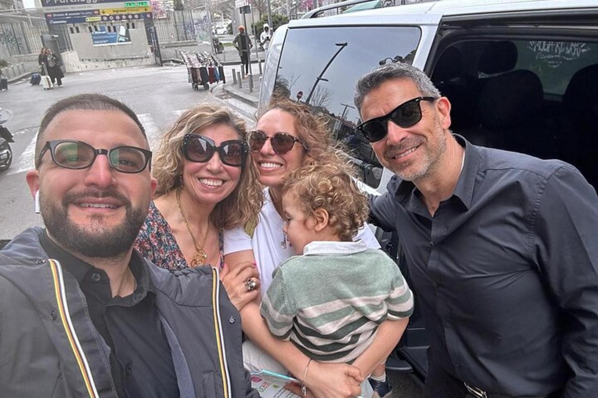 un grup de oameni care stăteau în fața unei dube