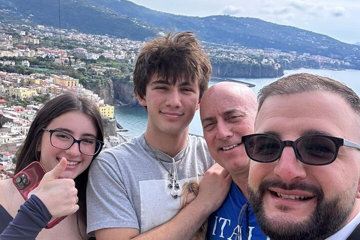egy négyfős csoport pózol egy képhez