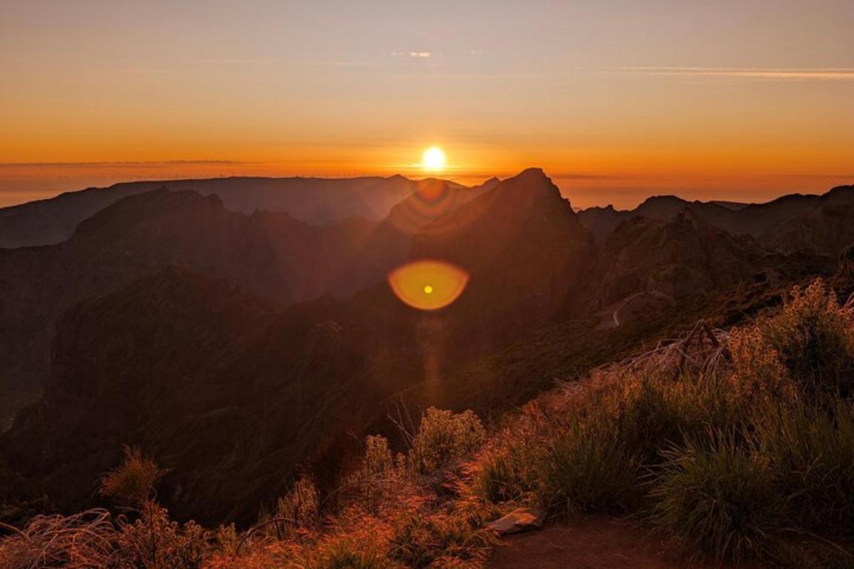 ein Sonnenuntergang in den Bergen mit der untergehenden Sonne