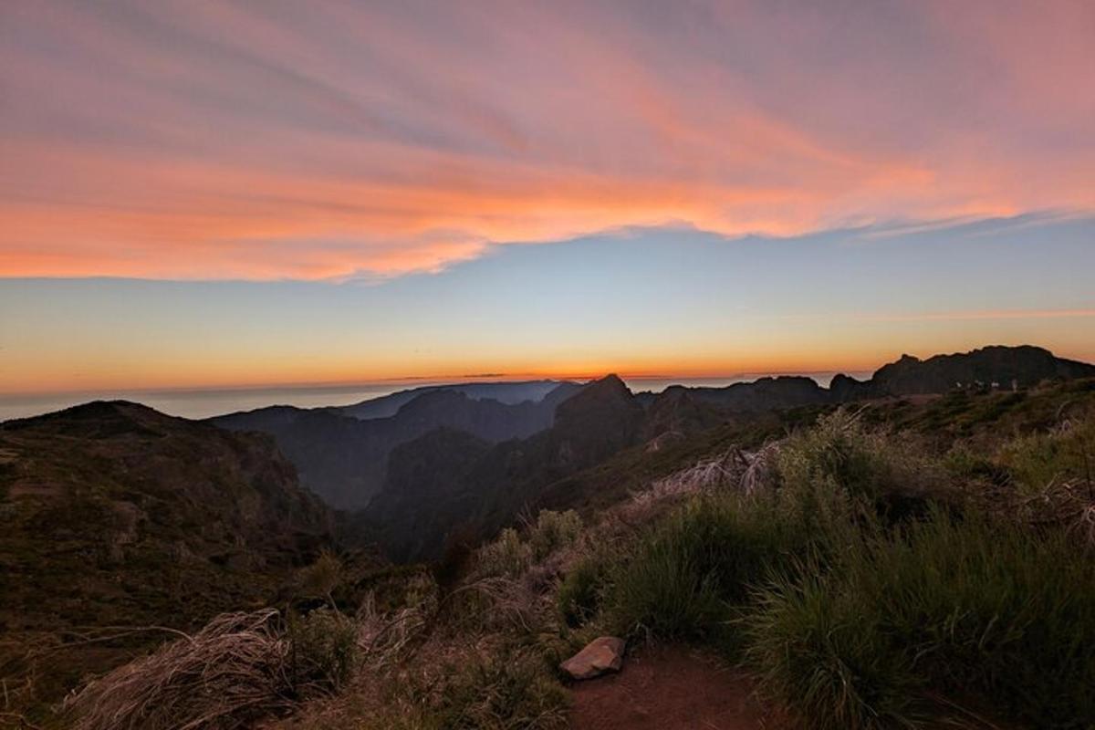 ein Blick auf die Berge bei Sonnenuntergang von der Spitze eines Berges