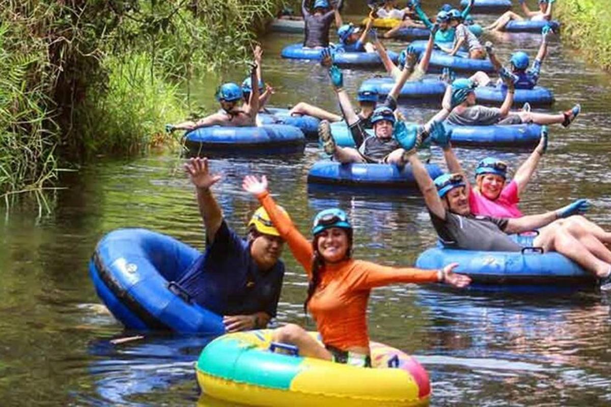 un gruppo di persone che fanno rafting lungo un fiume