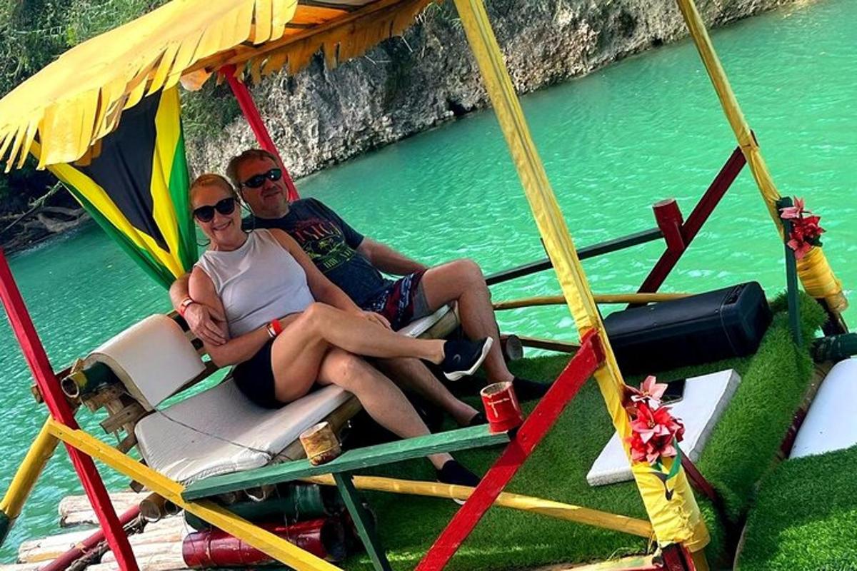 dva muži sedící na lodi ve vodě