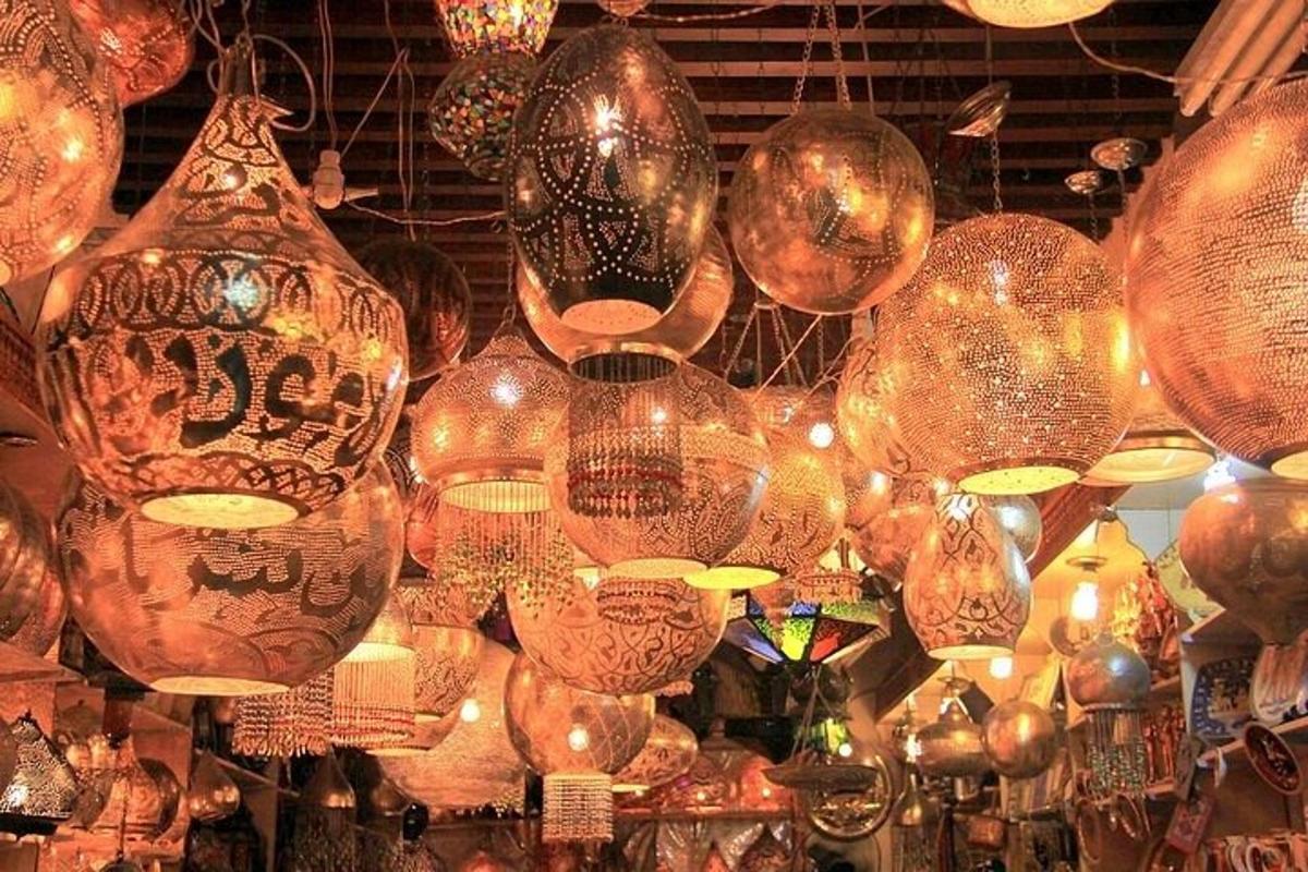 Un montón de linternas de cristal colgadas en una tienda.