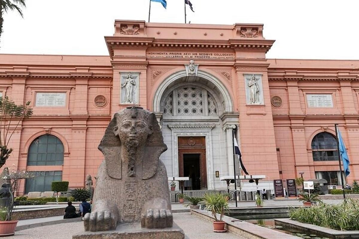 Un gran edificio con una estatua delante.