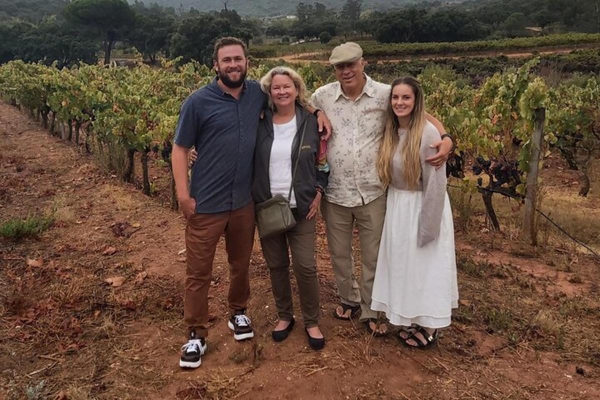 skupina lidí stojící před vinicí