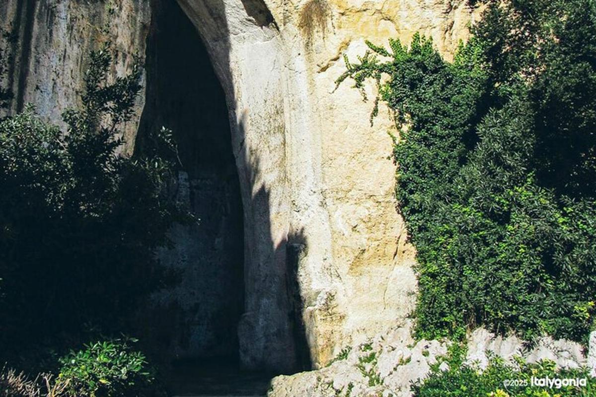 un zid de piatră cu un arc la mijloc
