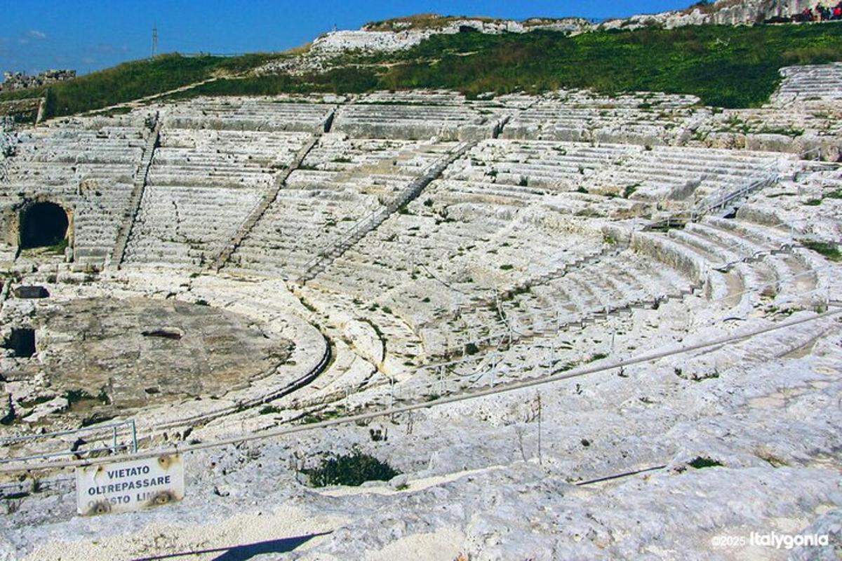 مدرج قديم مع جبل في الخلفية