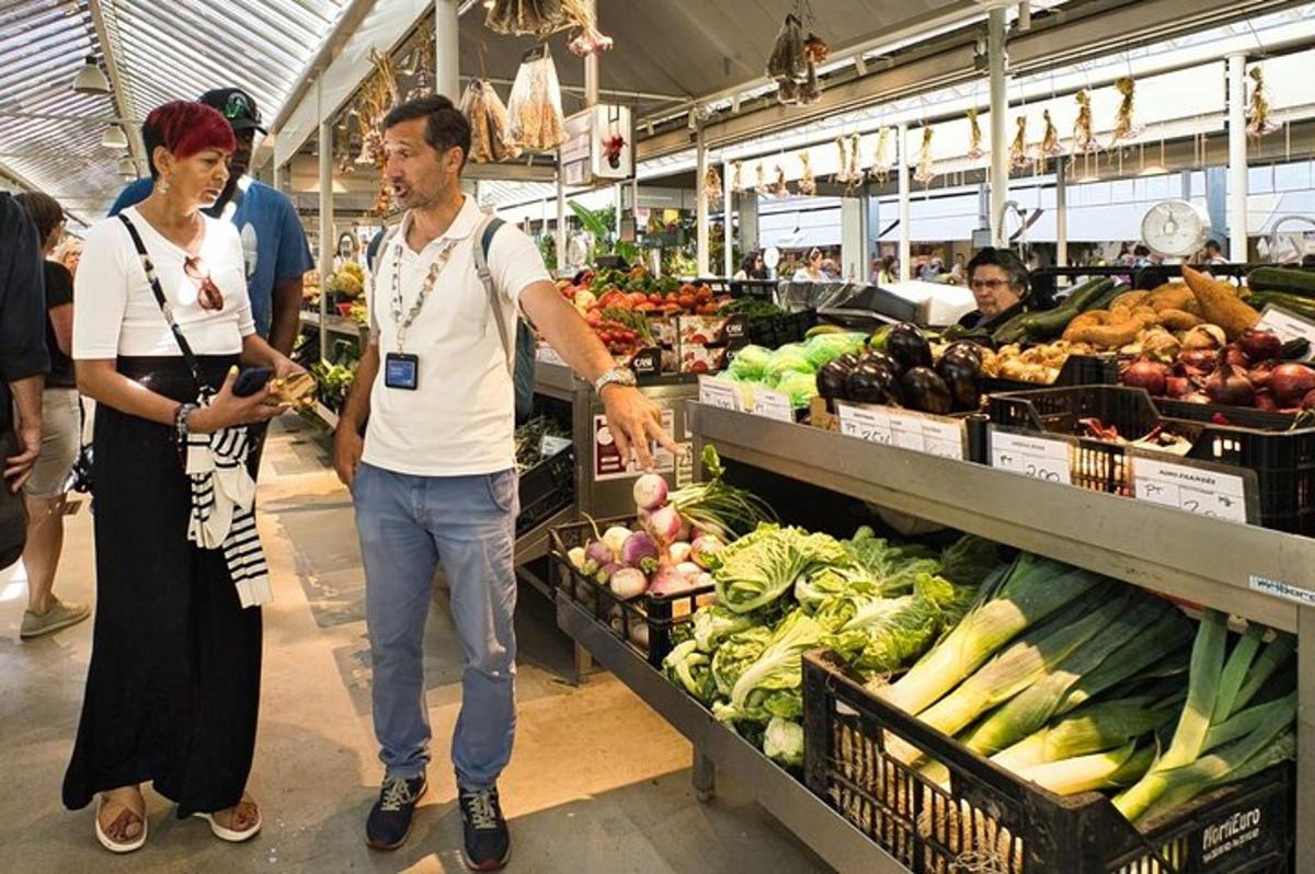 muž a žena stojící v regálu supermarketu