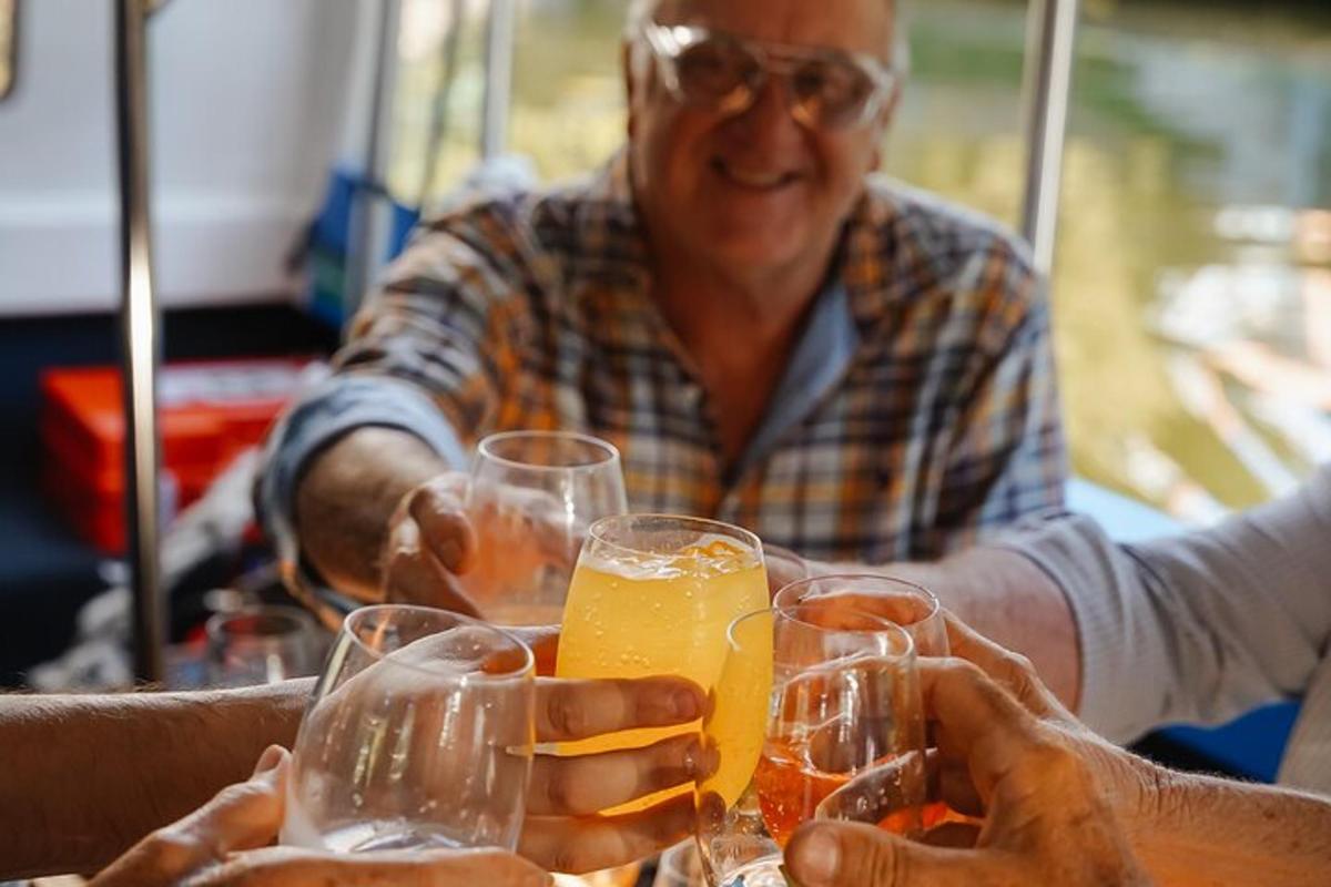 skupina lidí držících sklenice na víno