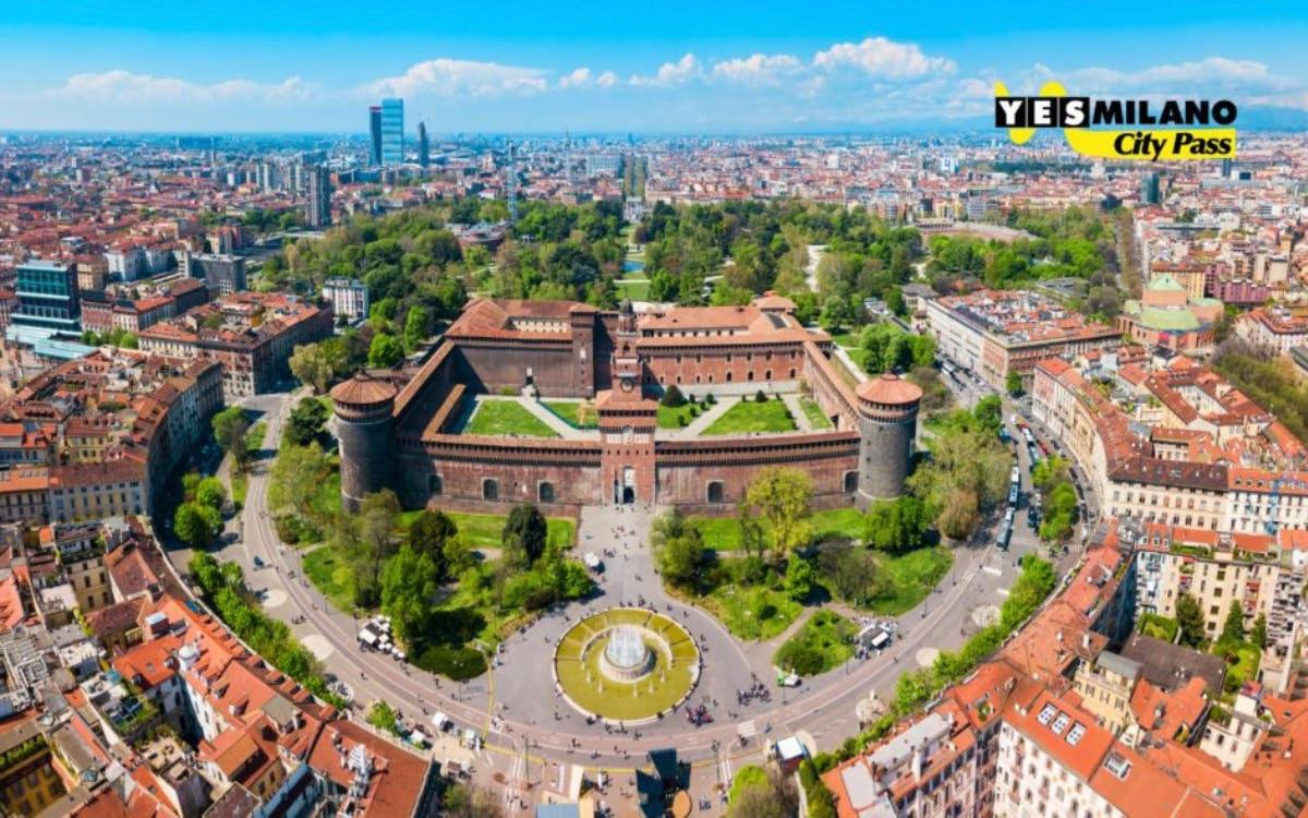 Una vista aérea de un gran edificio en una ciudad.