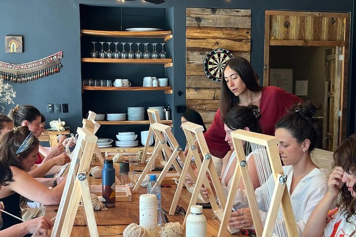 一群人围坐在房间里的一张桌子旁