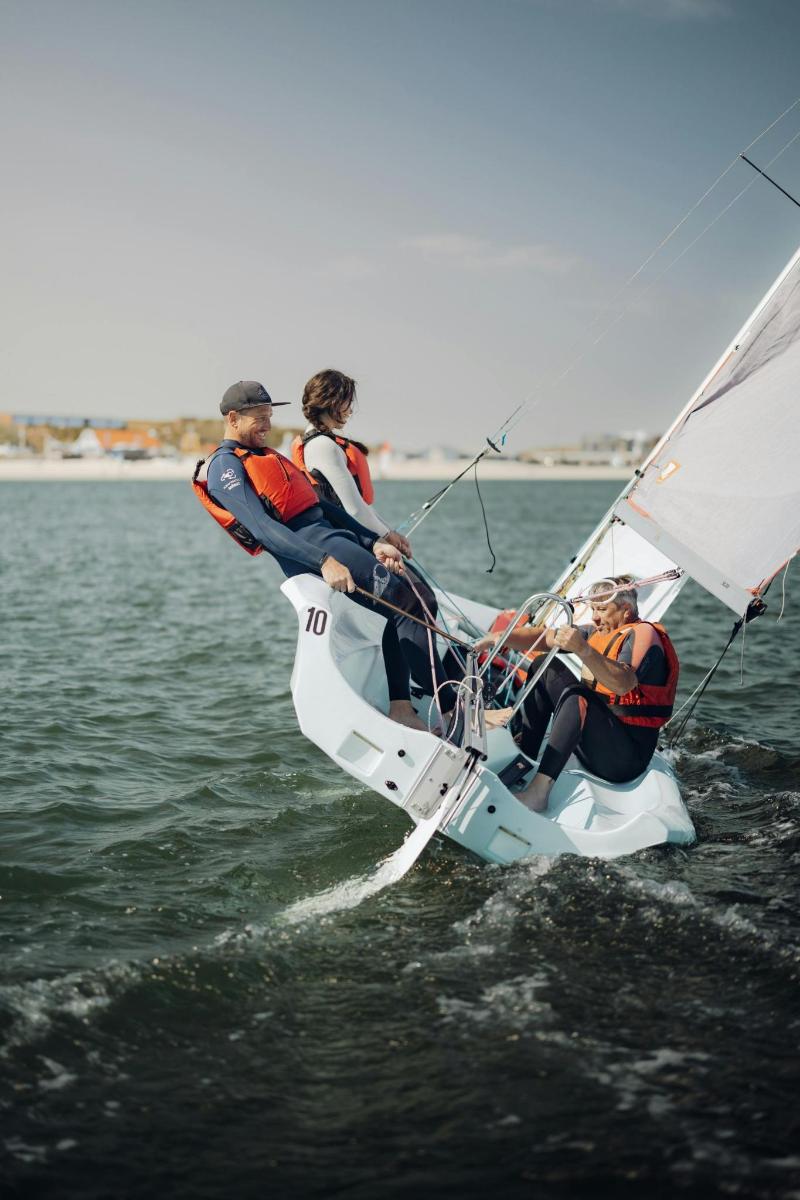 Skupina lidí na windsurfingové lodi ve vodě
