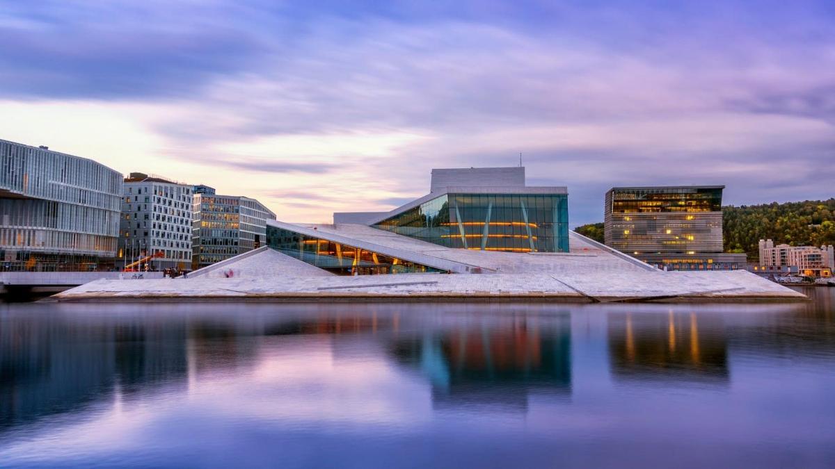 hoone linna ees vee ääres