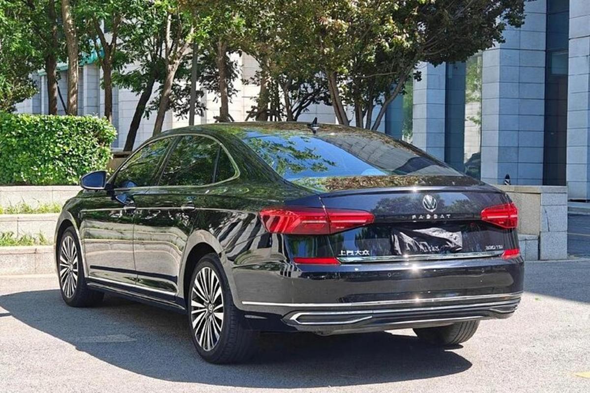 a black car parked in front of a building
